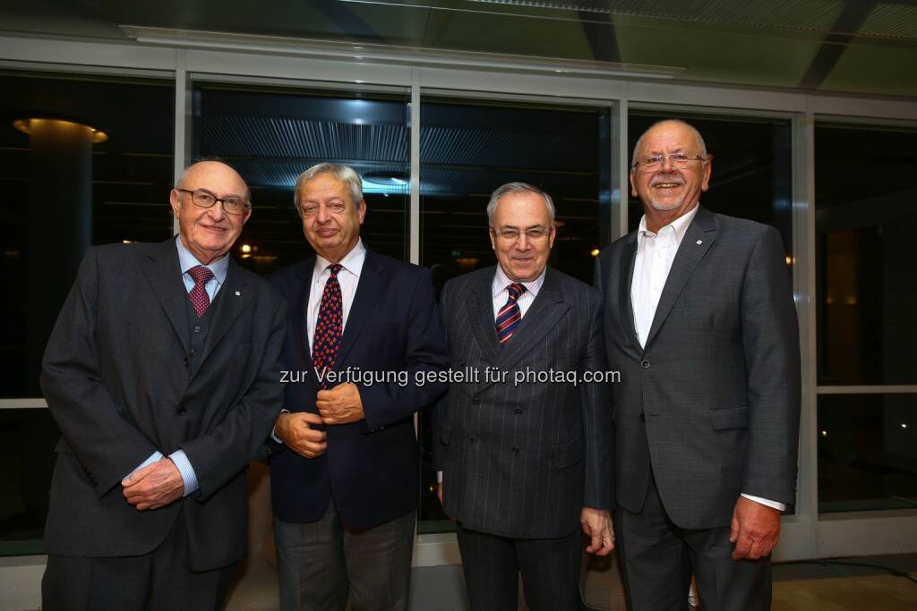 Günter Geyer (Vorstandsvorsitzender des Wiener Städtischen Versicherungsvereins), Wolfgang Graninger, Peter Fichtenbauer (Volksanwalt), Hans Raumauf (Vorstandsdirektor des Wiener Städtischen Versicherungsvereins) - Wiener Städtische Versicherungsverein: Zukunft im Turm: Von der Zwei-Klassen-Medizin bis zum kranken Gesundheitssystem (Bild: Wiener Städtische Versicherungsverein/APA-Fotoservice/Tanzer), © Aussendung (14.10.2015) 