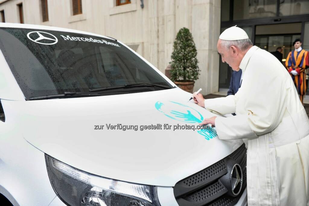 Papst Franziskus signiert den ersten Mercedes-Benz Vito aus argentinischer Fertigung. Der Vito Tourer wird an Scholas Occurrentes gespendet : Produktion des Vito seit Juni auch im Mercedes-Benz Werk in Buenos Aires : ©Daimler AG, © Aussendung (14.10.2015) 