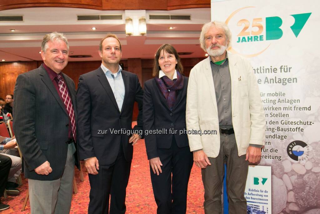 Martin Car (BRV-GF), Roland Starke (bmlfuw), Evelyn Wolfslehner (bmlfuw), Günter Gretzmacher (BRV-Vorsitzender) : Recycling-Verordnung fordert Bauherrn wie Baufirmen : Österreichischer Baustoff-Recycling Verband -Fachtagung unter Mitwirkung des bmlfuw bietet Lösungsvorschläge zur Umsetzung : Fotocredit: Österreichischer Baustoff-Recycling Verband/APA-Fotoservice/Rastegar, © Aussender (15.10.2015) 