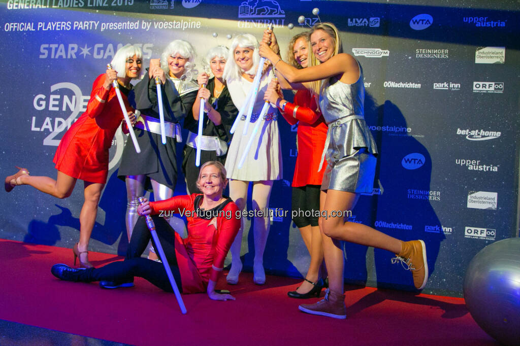 Players Party Generali Ladies - Sandra Reichel im Kreis der Spielerinnen © Roland Pelzl/Cityfoto, © Aussendung (17.10.2015) 