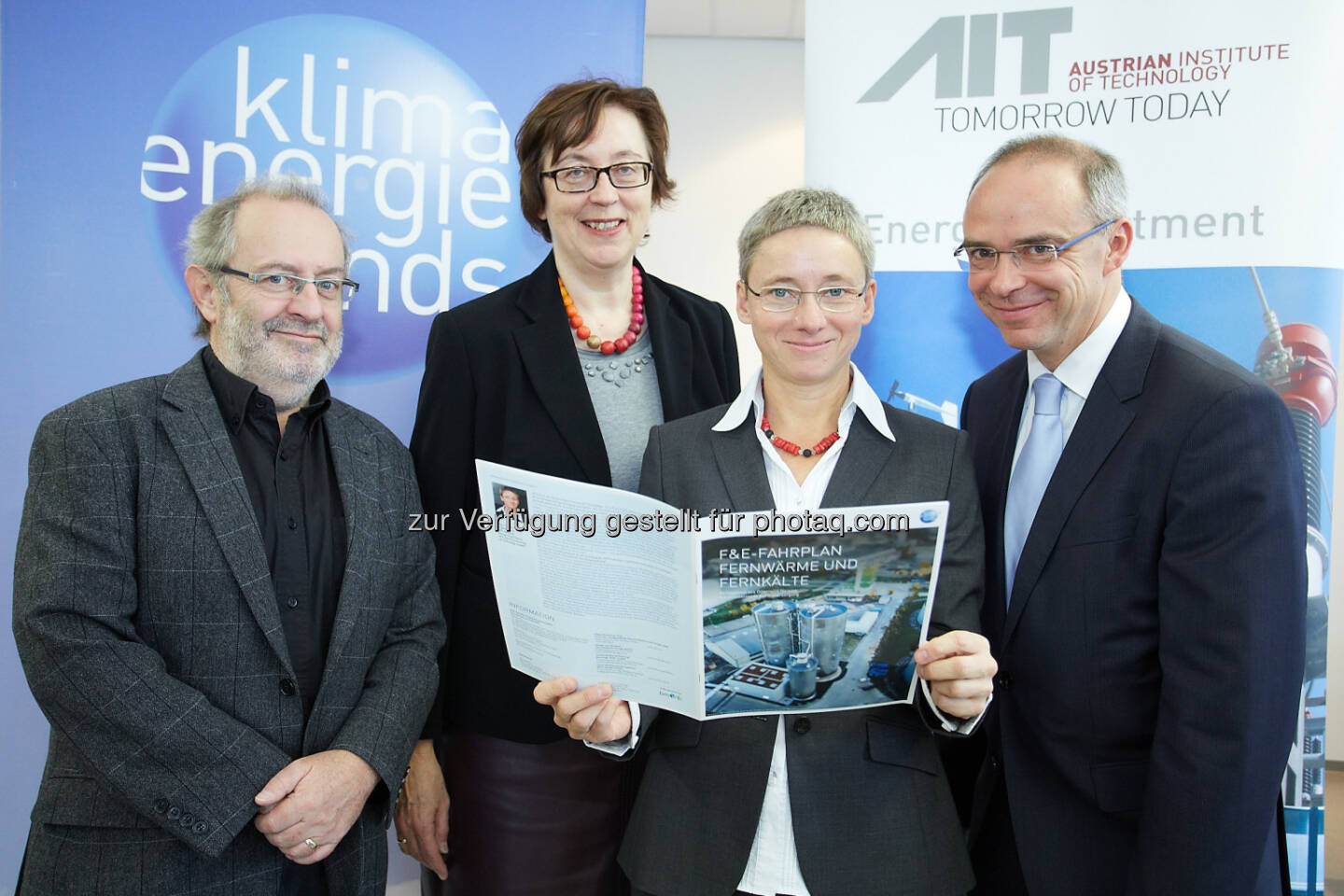 Theodor Zillner (BM für Verkehr, Innovation und Technologie), Theresia Vogel (GF, Klima- und Energiefonds), Brigitte Bach (Head of AIT Energy Department, Austrian Institute of Technology), Thomas Pucharski (Bereichsleiter Vertrieb und Marketing, Wien Energie Fernwärme) : Bmvit und Klima- und Energiefonds präsentieren österreichweit ersten Forschungs-Fahrplan für Fernwärme und –kälte : Bis 2050 sollen die Treibhausgas-Emissionen der gesamten Europäischen Union (EU) um 80 Prozent gesenkt werden : Fotocredit: Klima- und Energiefonds/APA-Fotoservice/Preiss