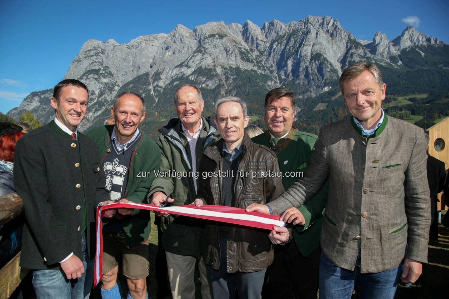 Hannes Weitgasser (Bürgermeister Werfen), Leo Bauernberger (Geschäftsführer Sltg), Johannes von Trapp, Karl Obauer (Tourismusobmann Werfen), Hans Mayr (Landesrat), Hans Scharfetter (Landtagsabgeordneter) : 50 Jahre „The Sound of Music“ : Eröffnung des neuen „The Sound of Music Trail“ in Werfen : Fotocredit: Franz Neumayr