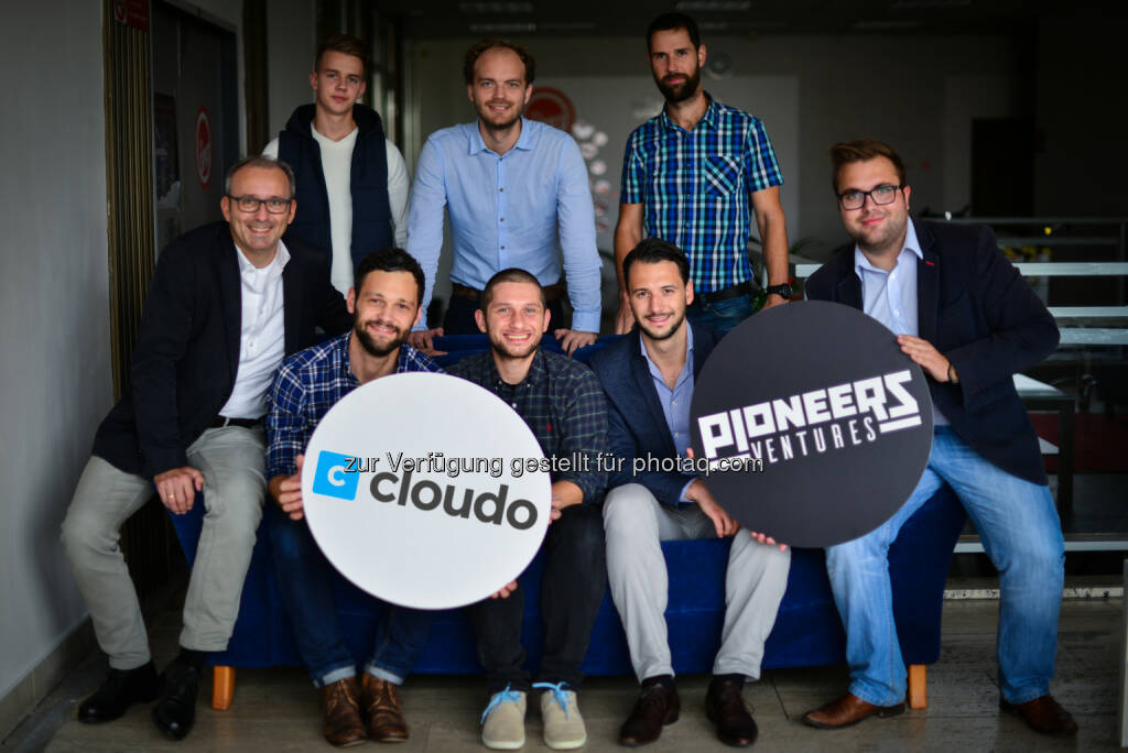 Klaus Matzka (Geschäftsführer Pioneers Ventures), Ondrej Prostredník (Gründer und CEO Cloudo), Juraj Pelikan (Gründer und CTO Cloudo), Philipp Stangl (Investment Manager Pioneers Ventures), Markus Lang (Investment Manager Pioneers Ventures) - alle vord. Reihe : Das Team des slowakischen Startup Cloudo trifft auf das Team von Pioneers Ventures im Büro von Cloudo : Neuer Österreichischer Startup Fonds startet mit erstem Investment : Pioneers Ventures investiert in Slowakisches Produktivitäts-Startup Cloudo : Fotocredit: Pioneers/Matiova, © Aussendung (20.10.2015) 