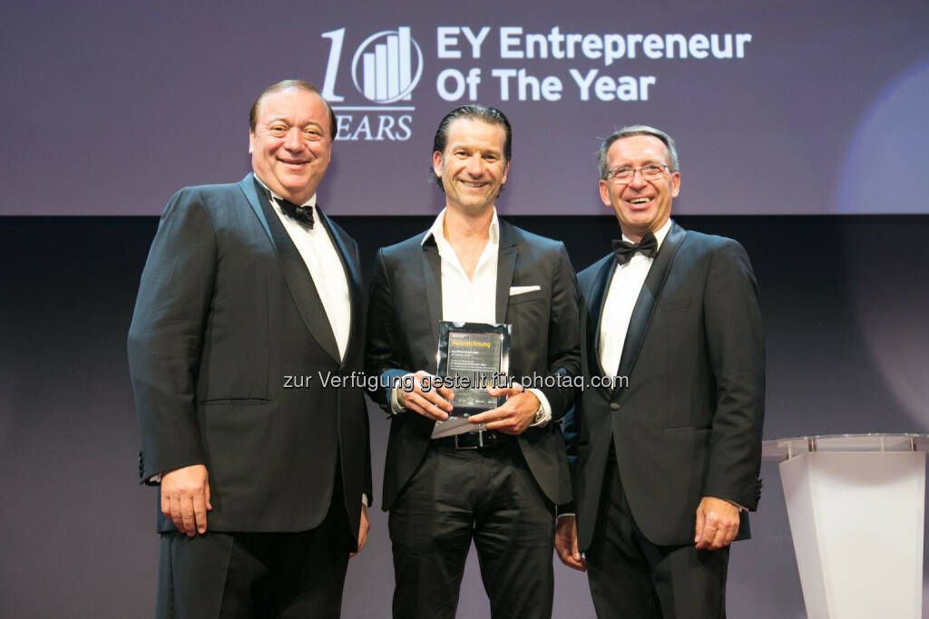 Dieter Waldmann (verantwortlicher Executive Director EY Entrepreneur Of The Year in Österreich), Oliver Krizek (Eigentümer und GF der Navax Unternehmensgruppe), Helmut Maukner (Country Managing Partner EY Österreich) : Oliver Krizek gehört zu den besten Unternehmern des Landes : Der Eigentümer und Geschäftsführer der Navax Unternehmensgruppe als Finalist beim Entrepreneur Of The Year 2015 : Fotocredit: Point of View, © Aussendung (20.10.2015) 