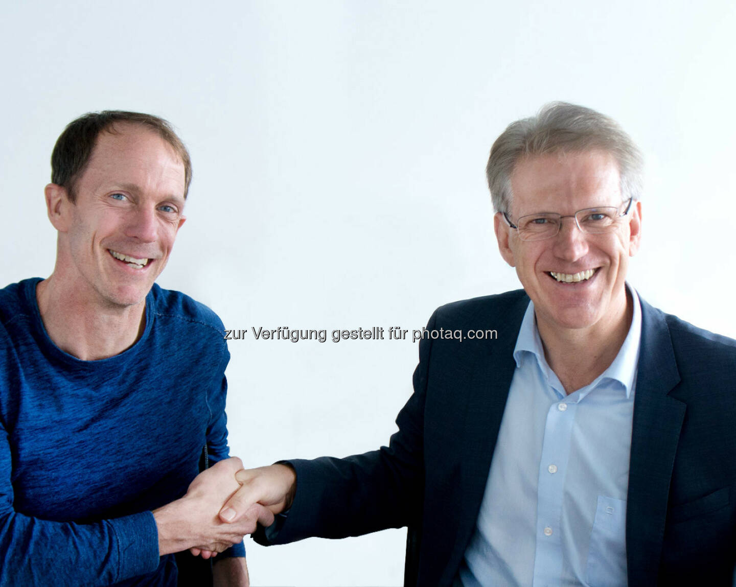 Eric Liedtke (Markenvorstand der adidas AG), Dieter Manz (CEO der Manz AG) : Die Manz AG hat mit der adidas AG einen Kooperationsvertrag im Rahmen der adidas „Speedfactory“ Initiative unterzeichnet. Der Vertragsabschluss baut auf die erfolgreiche Entwicklung einer neuen automatisierten Fertigungstechnologie für Sportartikel auf. Im Rahmen dieser Kooperation soll die Technologie in so genannten „Speedfactories“ zunächst in Deutschland und den USA und schließlich weltweit eingesetzt werden : (c) Manz AG