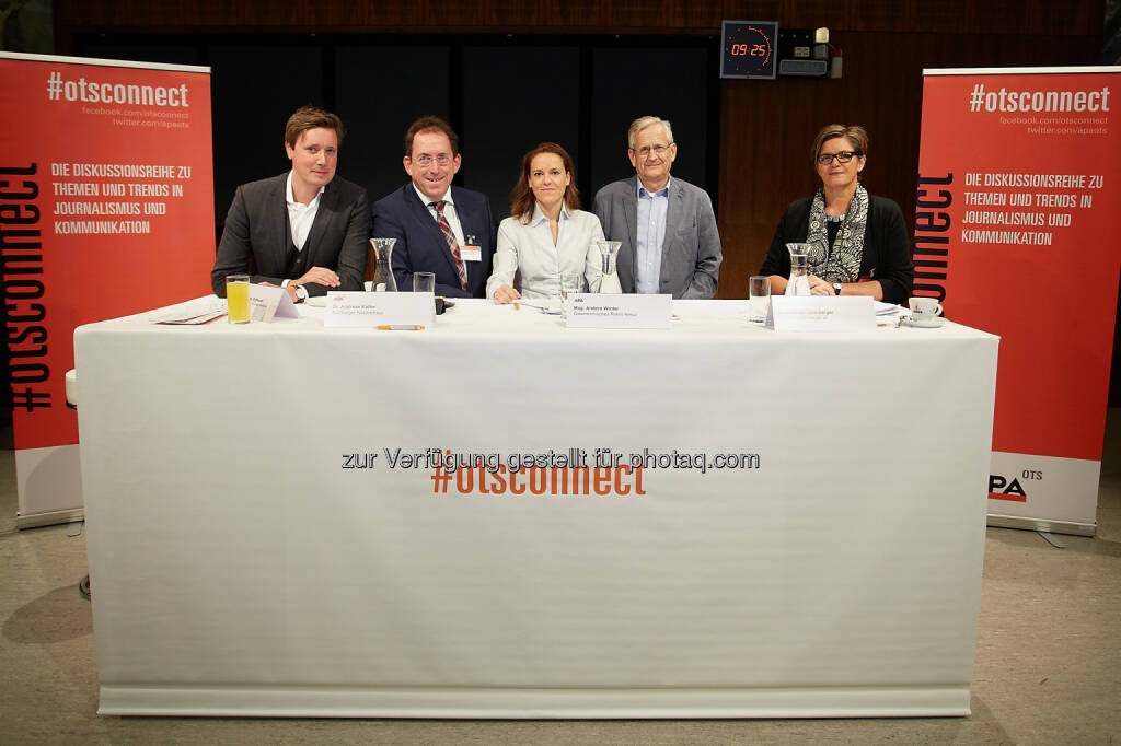 Alexander Raffeiner (Moderator), Andreas Koller (Österreichische Presserat/Salzburger Nachrichten), Andrea Winter (Rotes Kreuz), Andreas Unterberger (Journalist und Publizist), Karin Thiller (OTSconnect-Initiatorin , APA-OTS) : OTSconnect-Diskussion zu ethischen Maßstäben in der (Bild)berichterstattung : PR-Experten und Journalisten: „Menschenwürde steht im Vordergrund - Der Zweck heiligt nicht alle Mittel“ : Fotocredit: APA-Fotoservice/Preiss, © Aussender (21.10.2015) 