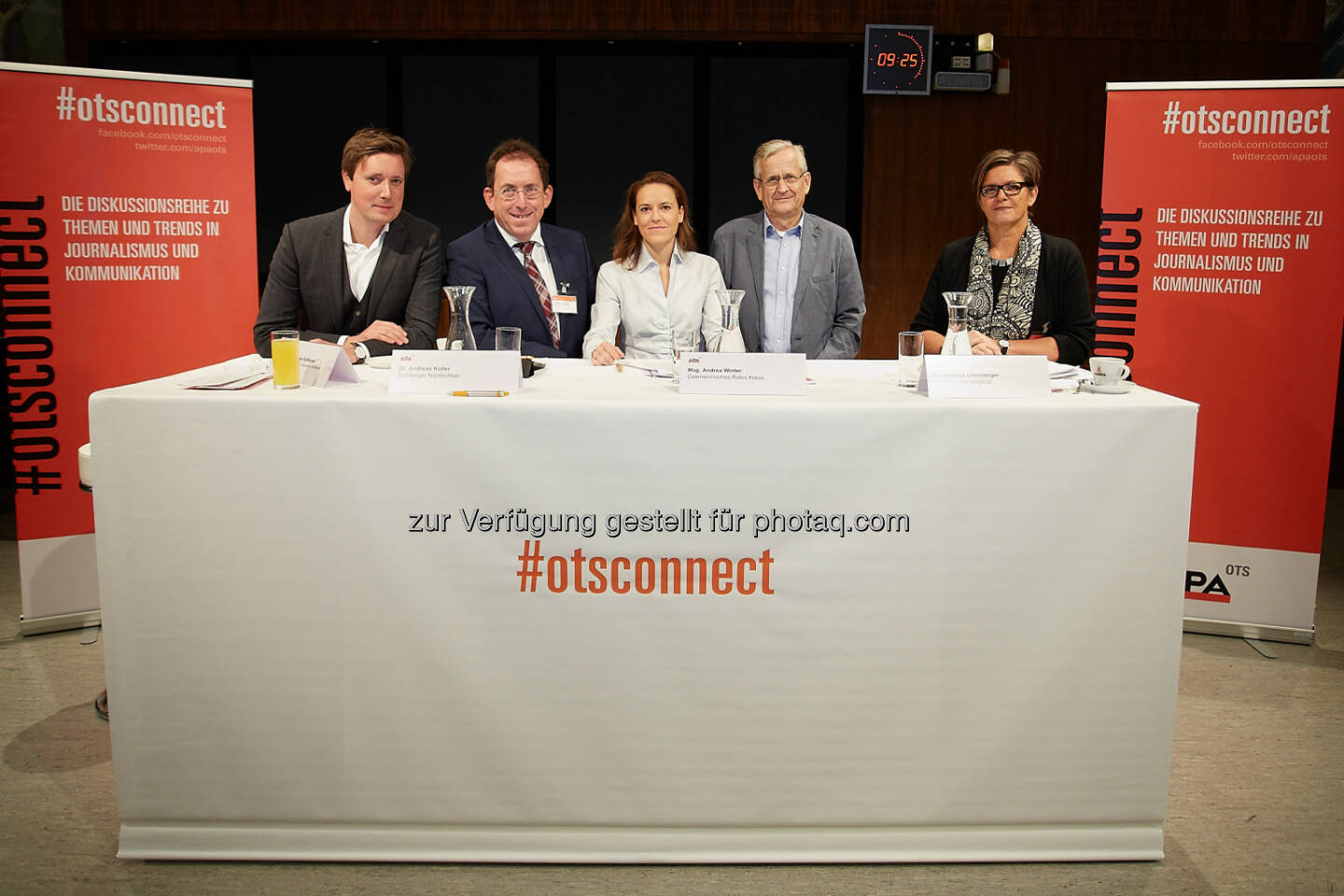 Alexander Raffeiner (Moderator), Andreas Koller (Österreichische Presserat/Salzburger Nachrichten), Andrea Winter (Rotes Kreuz), Andreas Unterberger (Journalist und Publizist), Karin Thiller (OTSconnect-Initiatorin , APA-OTS) : OTSconnect-Diskussion zu ethischen Maßstäben in der (Bild)berichterstattung : PR-Experten und Journalisten: „Menschenwürde steht im Vordergrund - Der Zweck heiligt nicht alle Mittel“ : Fotocredit: APA-Fotoservice/Preiss