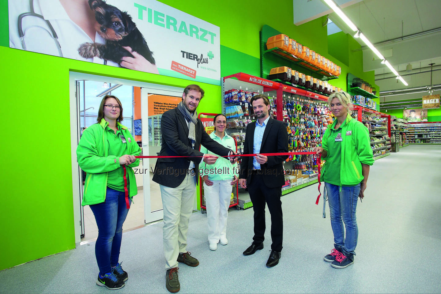 Nadine Schalek (Fressnapf-Lehrling), Herwig Pucher (Geschäftsführer Tierplus), Birgit Halsmayer (tierärztliche Leiterin Standort Tierplus Wien-Seyring), Norbert Marschallinger (Geschäftsführer Fressnapf Österreich), Andrea Fitz (Fressnapf-Filialleitung) : Zum Tierarzt bei Fressnapf : Erste Tierarztpraxis eröffnet in Fressnapf-Filiale Wien-Seyring : Fotocredit: Fressnapf 