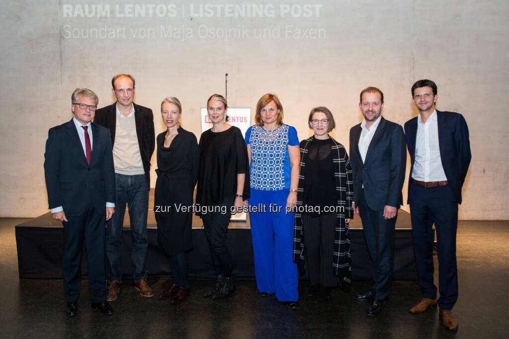 Klaus Luger (Bgmst. Linz), Bernhard Fuchs (Künstler), Stella Rollig (Lentos Direktorin), Sabine Fellner (Kuratorin), Elisabeth Nowak-Thaller (Kuratorin), Silvia Merlo (Architektin), Bernhard Baier (Vizebgmst., Kulturref. Linz), Gernot Barounig (kaufm. Dir. Lentos) : Ausstellungen „Rabenmütter“ und „Bernhard Fuchs“ im Lentos Kunstmuseum Linz : 
Mütter und ihre Rolle in der Gesellschaft: ein Thema, das aktuell debattiert wird, steht im Mittelpunkt der großen Herbstausstellung : Fotocredit: Lentos Kunstmuseum Linz/APA-Fotoservice/Greindl, © Aussendung (23.10.2015) 