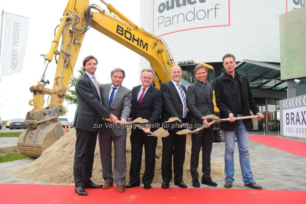 Thomas Seikmann (Investor Vertreter), Thomas Reichenauer (Managing Director ROS Retail Outlet Shopping), LH Hans Niessl, Wolfgang Kovacs (Bürgermeister Parndorf), Erwin Krause (Investor & Eigentümer Betha Zwerenz & Krause), Alexander Petschnig (Landesrat) : Fashion Outlet Parndorf : Expansive Erweiterung - rund 50 weitere Shops : Fotocredit: Philipp Hutter, © Aussendung (23.10.2015) 