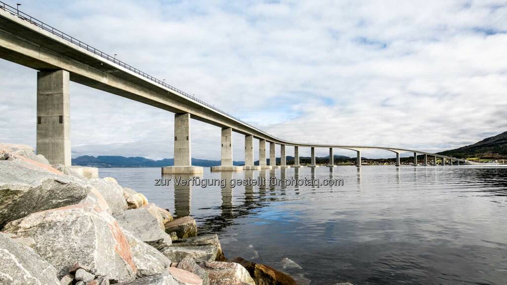 Porr: Heute wurde das erste norwegische Brückenprojekt der Porr – die Tresfjord-Brücke am Norwegischen See – offiziell eröffnet. (C) Porr AG, © Aussendung (24.10.2015) 