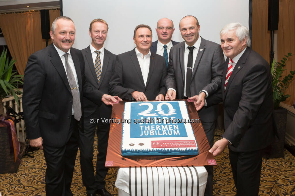 Herbert Treiber (Kommanditistenvertreter), Johann Tschürtz (LH Stv.), Helmut Bieler (LR), Ernst Karner (Bgm.), Peter Prisching (GF), Ewald Tölly (Kommanditistenvertreter) : Avita Resort Bad Tatzmannsdorf feiert 20 Jahre Thermenjubiläum : Fotocredit: Avita Resort/APA-Fotoservice/Buchacher, © Aussendung (24.10.2015) 