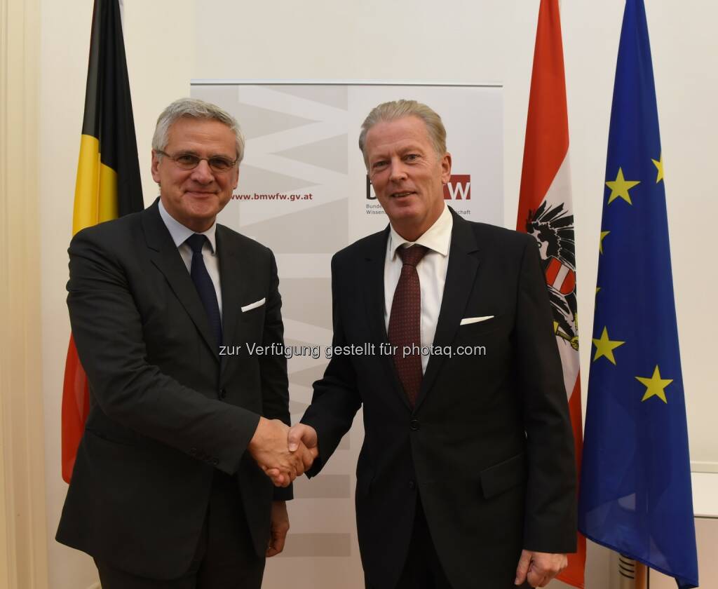 Kris Peeters (belgischen Vizepremier, Minister für Wirtschaft, Arbeit, Konsumentenschutz und Außenhandel), Reinhold Mitterlehner (Vizekanzler) : Arbeitsgespräch in Wien : Gesamteuropäische Vorgehensweise zur Bewältigung der Asyl- und Flüchtlingsthematik notwendig : Schutz der EU-Außengrenzen : Fotocredit: bmwfw/Hartl, © Aussender (27.10.2015) 