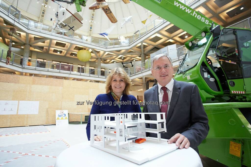 Gabriele Zuna-Kratky (Direktorin),  Alois Stöger (Technologieminister) : Präsentation von  „weiter_gedacht_“ : Besichtigung der Baustelle : Bmvit und Technisches Museum Wien starten neue Ausstellungsreihe zu Innovation und Technik : Fotocredit: Technisches Museum Wien/APA-Fotoservice/Preiss, © Aussendung (27.10.2015) 