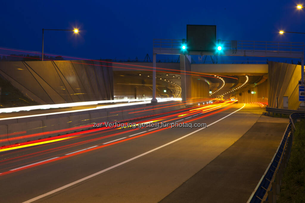 Porr: Das - an der Auftragssumme gemessen - bedeutendste Vorhaben ist die Verlängerung der Autobahn A5, gleichzeitig das aktuell größte Infrastrukturprojekt der Asfinag. Eine Arbeitsgemeinschaft (ARGE) erhielt hier den Zuschlag für das Baulos 3 der A5 Nord/Weinviertel Autobahn. Dieses Baulos umfasst die Herstellung von rund 10 km Autobahn zwischen den Anschlussstellen Schrick und Wilfersdorf Nord sowie eines Verkehrskontrollplatzes. Die Auftragssumme beläuft sich auf rund EUR 66,4 Mio., die Bauzeit wird drei Jahre betragen. (Bild: Porr, S1, Wiener Aussenring Schnellstrasse), © Aussendung (29.10.2015) 