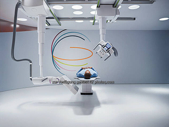 Siemens Healthcare präsentiert erstes Roboter-basiertes Röntgenssystem : Multitom Rax begründet eine neue Kategorie in der medizinischen Bildgebung dank verschiedenster Untersuchungsmöglichkeiten in Radiographie, Orthopädie, Angiographie, Fluoroskopie und zur Bildgebung in der Notfallmedizin : Roboterarme für exakte Positionierung von Röhre und Detektor, die erstmals 3D-Röntgenaufnahmen aller Körperregionen unter natürlicher Gewichtsbelastung möglich machen : © Siemens AG