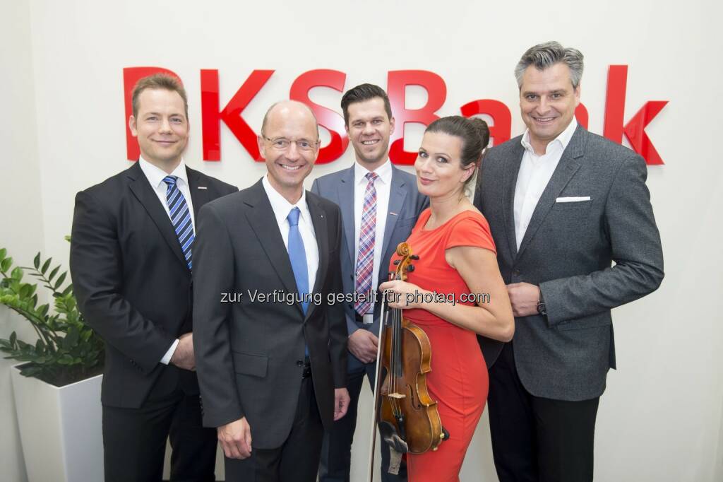 Martin Gratzer (Leiter der BKS Bank-Direktion Wien-Niederösterreich-Burgenland), Wolfgang Mandl (BKS Bank-Vorstandsmitglied), Rainer Maierhofer (Filialleiter), Barbara Helfgott (Stargeigerin), Dorian Steidl (Moderator) : BKS Bank eröffnete barrierefreie Filiale im 3. Wiener Gemeindebezirk :  Fotocredit: BKS Bank/APA-Fotoservice/Hörmandinger, © Aussendung (30.10.2015) 