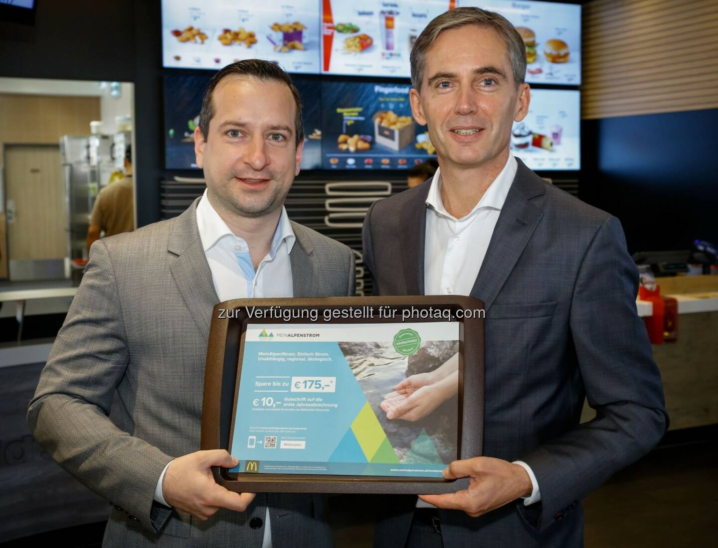 Philipp M. Rehulka (GF MeinAlpenStrom), Andreas Schmidlechner (Managing Director McDonald's Österreich) : Mit McDonald’s Österreich bis zu 175 Euro Stromkosten sparen : Gäste und Mitarbeiter profitieren von MeinAlpenStrom :  Fotocredit: McDonald's Österreich/Husar