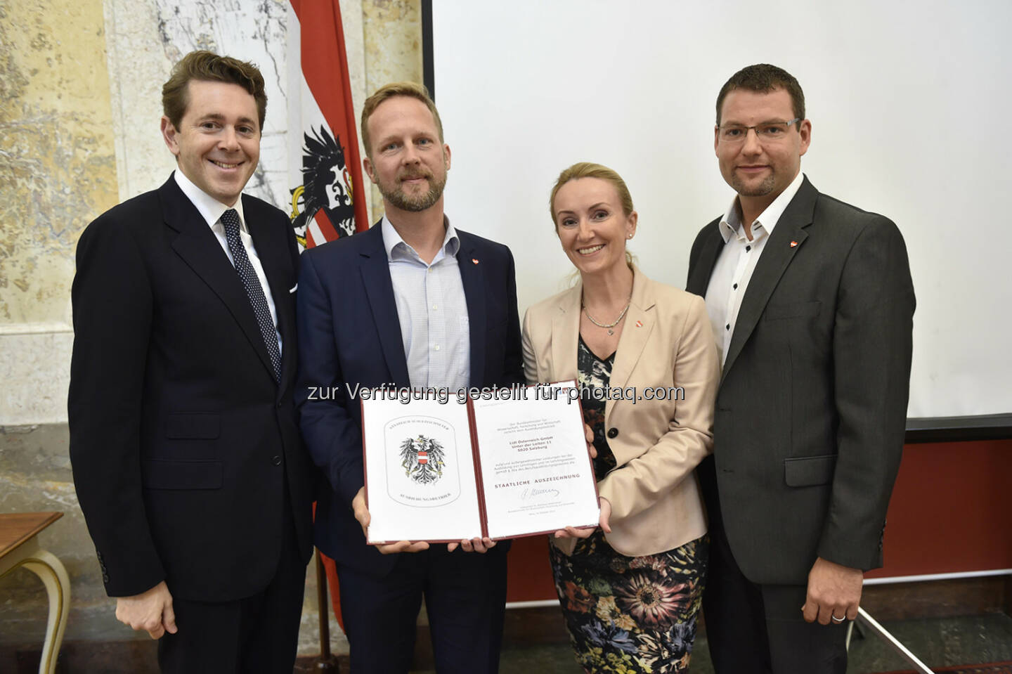 Harald Mahrer (Staatssekretär), Christian Schug (Vorsitzender der Geschäftsleitung von Lidl Österreich), Lydia Kaltenbrunner (Geschäftsbereichsleiterin Personal Lidl Österreich), Christian Putz (Geschäftsbereichsleiter für Personalentwicklung bei Lidl Österreich ) : Lidl Österreich ist offiziell ein staatlich ausgezeichneter Ausbildungsbetrieb : Höchste staatliche Auszeichnung für Unternehmen : Fotocredit: Lidl Österreich