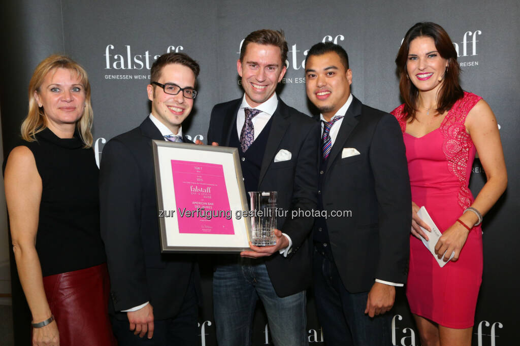 Elisabeth Kamper (GF Falstaff), Reinhard Pohorec, Gerhard Kozbach-Tsai, Glen Estrada (Team „Tür 7“, American Bar des Jahres), Elke Lichtenegger (Moderation) : Falstaff kürte die besten Brenner, Bars, Bartender und Spirits : Fotocredit: Falstaff Verlags GmbH/APA-Fotoservice/Schedl, © Aussendung (02.11.2015) 