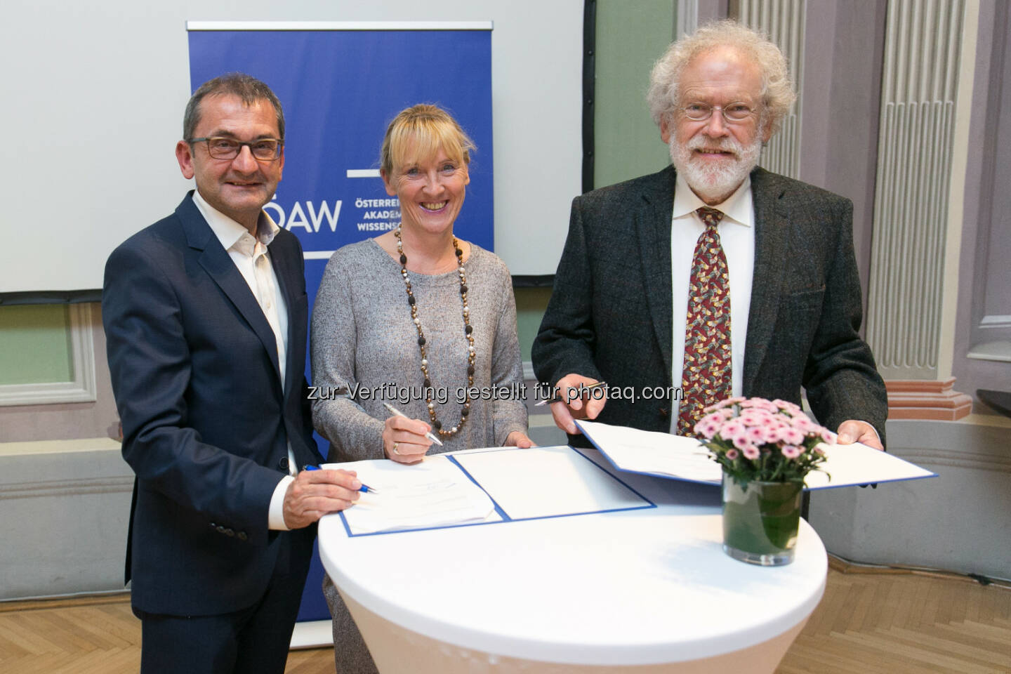 Michael Alram (Vizepräsident der ÖAW), Barbara Weitgruber (Leiterin der Sektion V, Wissenschaftliche Forschung und Internationale Angelegenheiten des bmwfw), Anton Zeilinger (Präsident der ÖAW): Übertragung des Österreichischen Archäologischen Instituts vom Bundesministerium für Wissenschaft, Forschung und Wirtschaft an die Österreichische Akademie der Wissenschaften (ÖAW) per 2. November 2015 : Fotocredit: Österreichische Akademie der Wissenschaften/APA-Fotoservice/Hinterramskogler