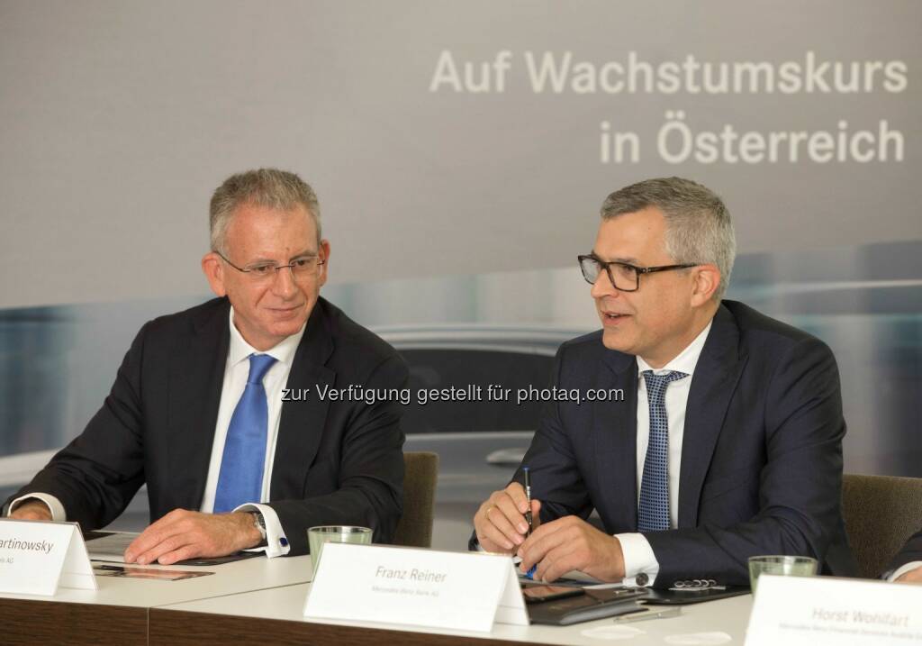 Alexander Martinowsky (Vorstand Wiesenthal Autohandels AG), Franz Reiner (Vorstand von Daimler Financial Services) : Mit dem Start der Mercedes-Benz Bank GmbH bietet Daimler erstmals Autokredite in Österreich an : Die Welcome Bank der Wiesenthal Autohandels AG wurde zur Mercedes-Benz Bank umfirmiert : Daimler kann damit erstmals in Österreich Autokredite für Kunden und zur Finanzierung der Händlerbestände anbieten : © Daimler AG, © Aussendung (03.11.2015) 