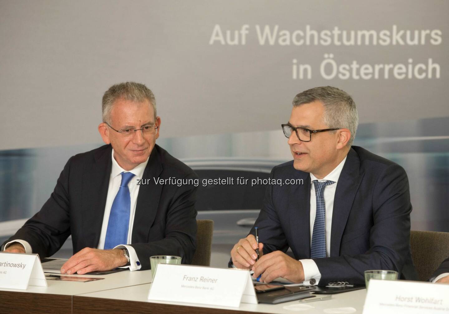 Alexander Martinowsky (Vorstand Wiesenthal Autohandels AG), Franz Reiner (Vorstand von Daimler Financial Services) : Mit dem Start der Mercedes-Benz Bank GmbH bietet Daimler erstmals Autokredite in Österreich an : Die Welcome Bank der Wiesenthal Autohandels AG wurde zur Mercedes-Benz Bank umfirmiert : Daimler kann damit erstmals in Österreich Autokredite für Kunden und zur Finanzierung der Händlerbestände anbieten : © Daimler AG