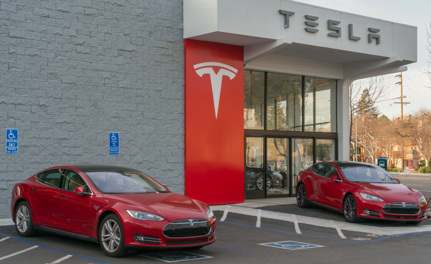 Tesla, Model S <a href=http://www.shutterstock.com/gallery-2633281p1.html?cr=00&pl=edit-00>Asif Islam</a> / <a href=http://www.shutterstock.com/editorial?cr=00&pl=edit-00>Shutterstock.com</a>