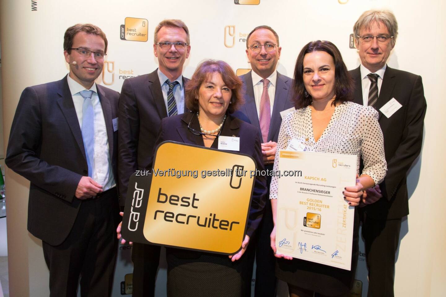 Johannes Kopf (Vorstand AMS Österreich), Rudolf Bernscherer (Head of Human Resources Kapsch Group), Andrea Kneisz (Corporate Marketing & Communications/Employer Branding Kapsch Group), Markus Gruber (Initiator Best Recruiters), Daniela Giovannozzi (HR Recruiting Kapsch Group), Wolfgang Elšik (Vorstand Institut f. Personalmanagement WU Wien) : Die Kapsch Group, einer der führenden österreichischen Technologiekonzerne mit globaler Bedeutung, wurde zu Österreichs „Best Recruiter“ des Jahres gewählt. Eine Auszeichnung, die die herausragenden Recruiting-Leistungen von Unternehmen würdigt. Kapsch erreichte den ersten Platz in der Branche IT/Software/Telekommunikation : © GPK Event und Kommunikationsmanagement GmbH/APA-Fotoservice/Juhasz