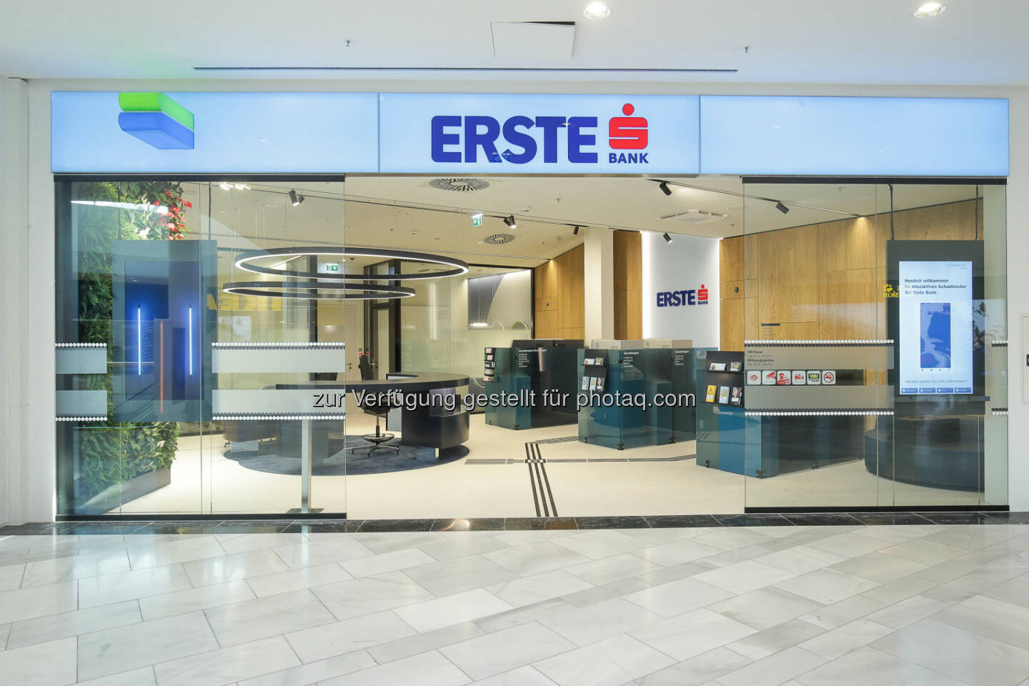 Erste Bank Filiale Shopping City Süd : Ab sofort ist die Erste-Bank auch in der Shopping City Süd vertreten : Eröffnung am 5.11.2015 einer neuen Service-Filiale mit Beratungszeiten Montag – Freitag von 09.00 bis 18.00 © Erste Bank AG/Daniel Hinterramskogler