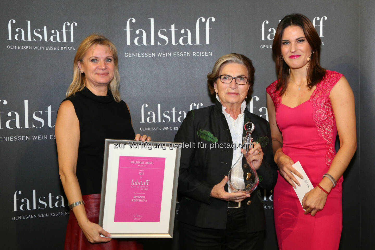 Elisabeth Kamper (GF Falstaff), Waltraud Jöbstl (Brennerin), Elke Lichtenegger (Ö3 Moderatorin) : Falstaff ehrt steirische Brennerin Waltraud Jöbstl für ihr Lebenswerk : Fotocredit: FalstaffVerlagsGmbH/APA-Fotoservice/Schedl