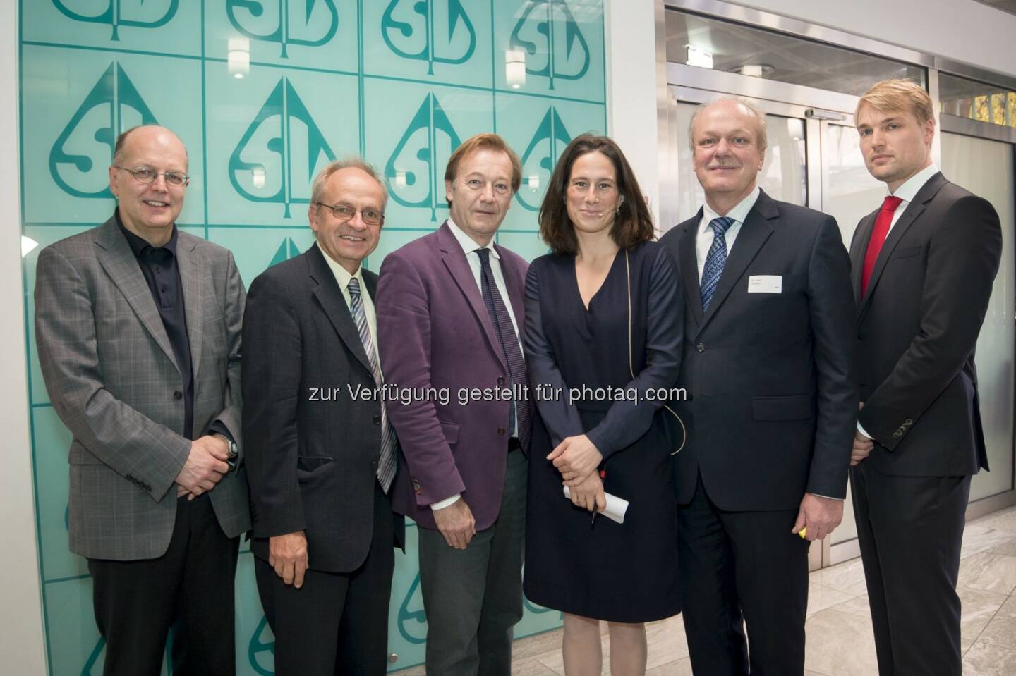 Viktor Steiner (Leiter Lehrstuhles für empirische Wirtschaftsforschung und Wirtschaftspolitik an der Freien Universität Berlin), Karl Aiginger (Leiter Österreichischen Instituts für Wirtschaftsforschung), Michael Förster (Ökonom und Chefanalyst in der Direktion für Beschäftigung, Arbeit und soziale Angelegenheiten in der Organisation für wirtschaftliche Zusammenarbeit und Entwicklung - oecd - in Paris), Rosa Lyon (Moderatorin), Josef Probst (Generaldirektor im Hauptverband der österreichischen SV-Träger), Timm Bönke (Ökonom an der Freien Universität Berlin, Lehrstuhl für öffentliche Finanzen) : 9. Sozialstaatsenquete im Hauptverband der österreichischen Sozialversicherungsträger : Wachsende Ungleichheit der Einkommen bringt neue Herausforderungen für die soziale Absicherung : Fotocredit: Hauptverband der österr. SV-Träger/APA-Fotoservice/Hörmandinger