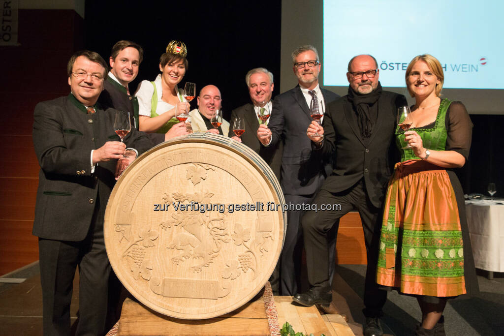 Willi Klinger (GF ÖWM), Johannes Schmuckenschlager (Präsident Österreichischer Weinbauverband), Katharina Putz (Bundesweinkönigin), Franz Brei (Pfarrer), Hermann Schützenhöfer (LH Steiermark), Gus Vahlkamp (für The Slanted Door, Bacchuspreisträger 2015), August Schmölzer (Bacchuspreisträger 2015), Birgit Perl (Moderatorin) : Verleihung Bacchuspreis 2015 und Taufe des Weinjahrgangs 2015 in Lannach im Westen der Steiermark : © ÖWM/ Anna Stöcher, © Aussendung (04.11.2015) 