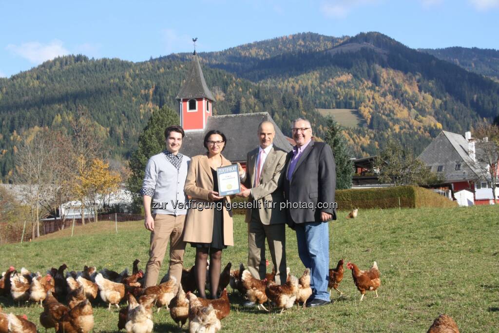 Markus Hubmann, Barbara Hubmann, Jürgen Molner (Country Brand Manager), Toni Hubmann (Inhaber Toni`s Freilandeier) : „Toni’s Freilandeier“ wurde von der weltgrößten Markenbewertung Superbrands als „Superbrand Austria 2015-16“ ausgezeichnet : Fotocredit: Toni`s Handels GmbH, © Aussendung (04.11.2015) 