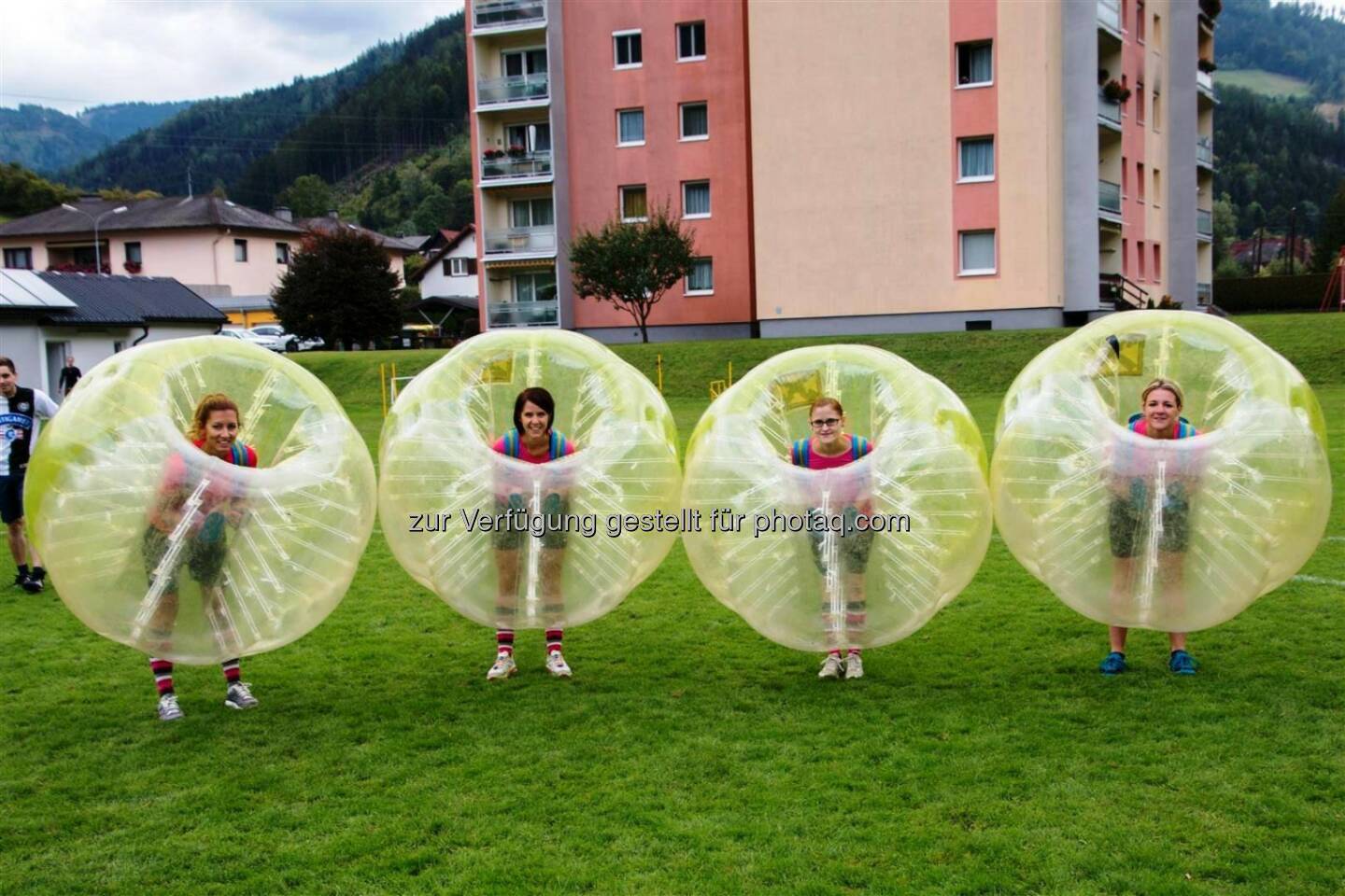 Turboschneckenbubblesoccer. Waas?
Aufmerksame Leserinnen und Leser kennen sie, unsere Turboschnecken! Die Breitenauer Mädels in Pink haben die Kollegen in diesem Jahr zum Bubblesoccer-Turnier herausgefordert. Ja, sicher ging‘s auch ums runde Leder, aber vor allem um jede Menge Spaß beim „Bumpen“ (Umschubsen, Wegschieben) …bump up the jam! 

Turbo snail bubble soccer. Whaat?
Attentive readers already know them, our turbo snails!
The Breitenau girls in pink challenged the colleagues to a bubble soccer tournament. Yes, of course it was also about kicking the ball, but most of all they had lots of fun bumping … bump up the jam!  Source: http://facebook.com/133039406833055