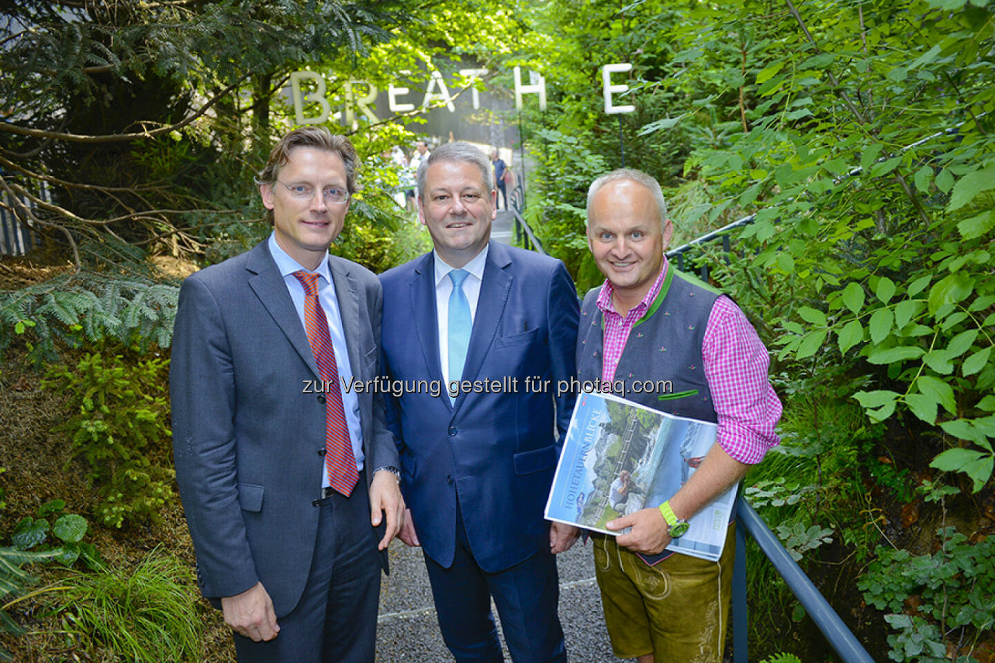 Johannes Hörl (Generaldirektor Großglockner Hochalpenstraßen AG), Bundesminister Andrä Rupprechter (Ministerium für Land- und Forstwirtschaft, Umwelt und Wasserwirtschaft) und Christian Wörister (Vorsitzender Arge „Hohe Tauern – die Nationalpark-Region“): Großglockner Hochalpenstraßen AG: Expo in Mailand - touristischer Erfolg (C) großglockner.at