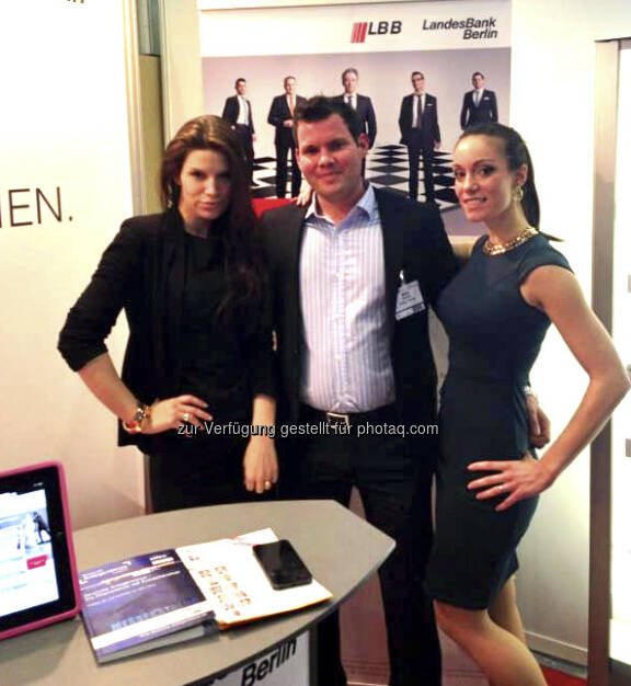 Harald Weygand, http://www.christian-drastil.com/tag/harald-weygand/ : Alphatier Capital und LBB auf der Anlegermesse ... Hier seht ihr einen meiner Händler, den Markus Strauch, zusammen mit unseren Hostessen ... er hatte sichtlich seinen Spaß! :-) Kleingedruckter Disclaimer: Das waren nicht unsere Hostessen, sondern die von einem anderen Aussteller, aber das ist ja nicht so wichtig ... http://www.alphatier-capital.de/ (25.03.2013) 