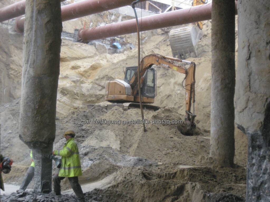 Die Erdaushubarbeiten für den Kellerkasten sind weitestgehend abgeschlossen und zwei Turmkrane mit einer Auslegerlänge von jeweils 50 m sind aufgestellt - Immofinanz, © Immofinanz (26.03.2013) 