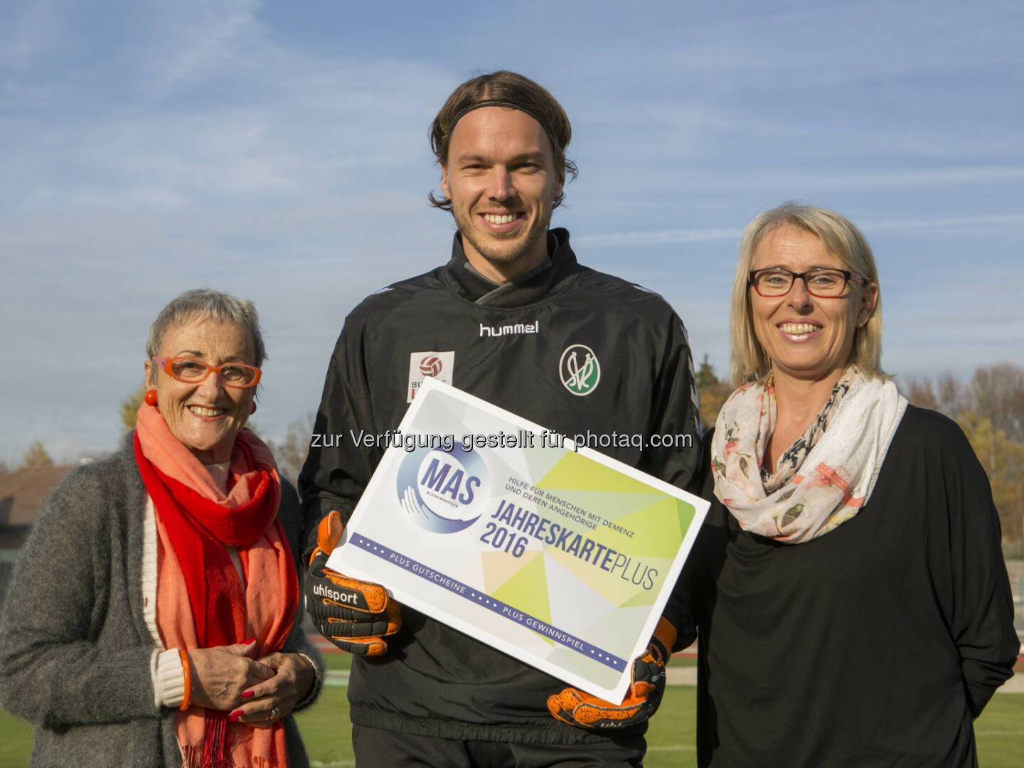 Felicitas Zehetner (Gründerin und Obfrau MAS Alzheimerhilfe); Thomas Gebauer (Kapitän SV Ried), Edith Span (GF MAS Alzheimerhilfe) : SV Josko Ried unterstützt Jahreskarten-Aktion 2016 der MAS Alzheimerhilfe : Power der SV Josko Ried als Turbo für die Initiative : Fotocredit: SVR/Furtner