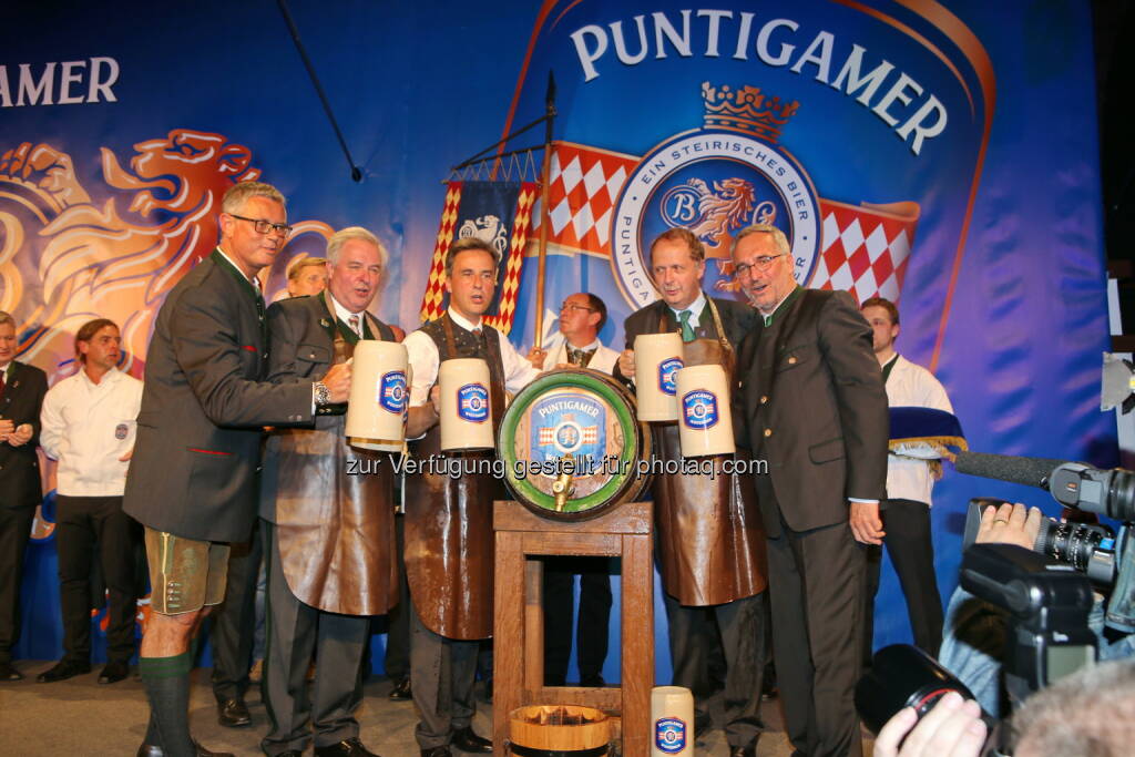 Ronald Zentner (Brau Union Österreich Verkaufsdirektor Gastronomie Region Süd), LH Hermann Schützenhöfer, Siegfried Nagl (Bürgermeister), Markus Liebl (Brau Union Österreich Generaldirektor), Andreas Werner (Braumeister) : Puntigamer Winterbieranstich : Die Brauerei Puntigam eröffnete die Saison der winterlichen Bierspezialität traditionell mit einem Festakt; dabei wurden heuer auch 20 Jahre Partnerschaft mit Sturm Graz gefeiert : Fotocredit: Brau Union Österreich/Pail, © Aussender (09.11.2015)