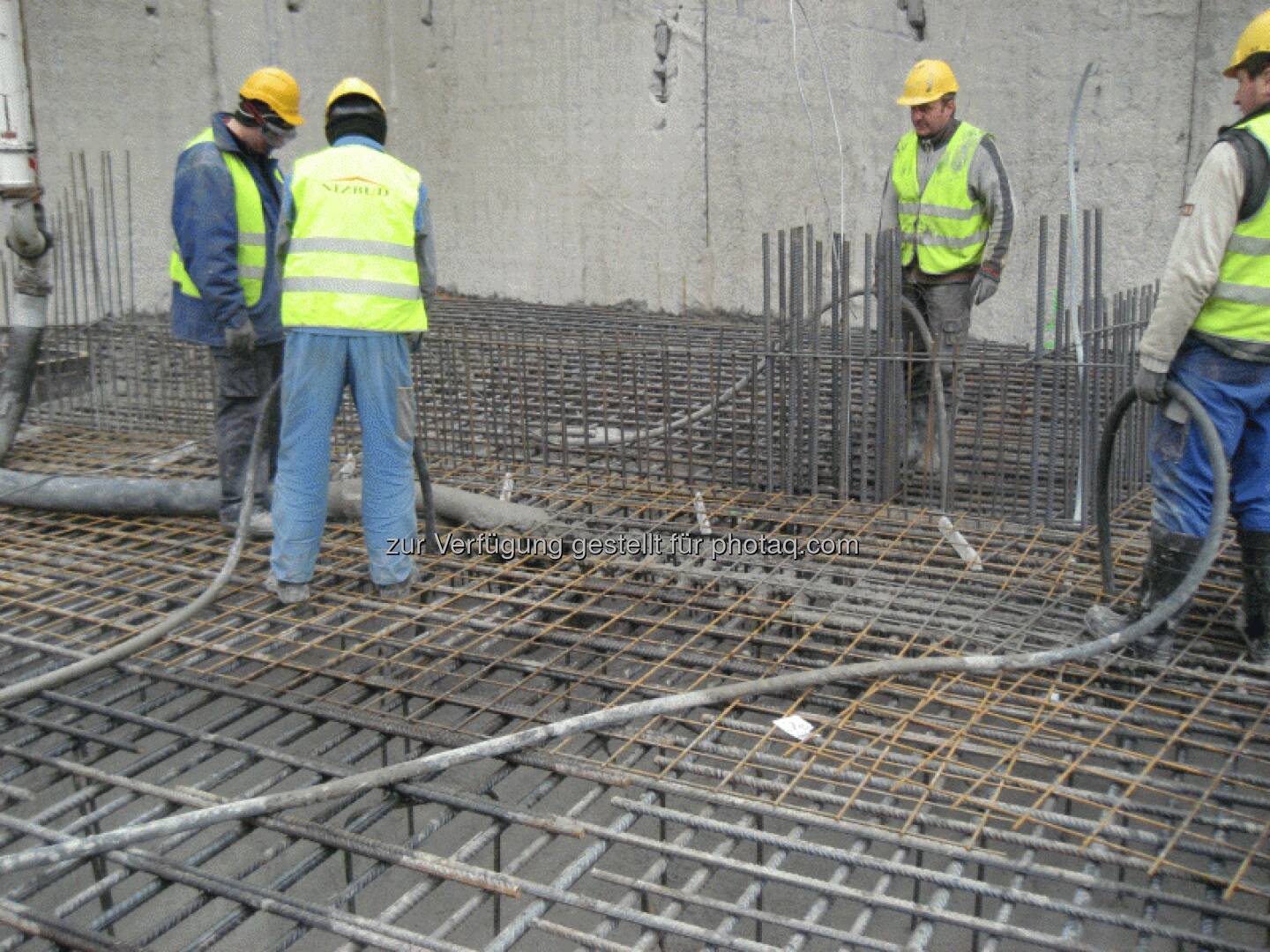 Der Untergrund wird zunächst geebnet und eine ca. 10 cm dicke Grundbetonschicht eingebaut. Darauf wird eine Abdichtungslage ausgelegt, anschließend die Bewehrung aus Baustahlstäben hergestellt und der Beton 1,40 m hoch gegossen - Immofinanz