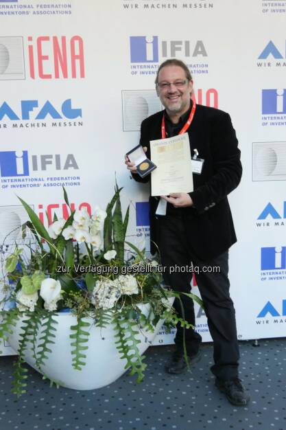 Robert Fara (Marketingleiter) : Goldmedaille für Nugenis auf der weltweit bedeutendsten Erfindermesse iENA 2015 in Nürnberg : Das Nahrungsergänzungsmittel - EBP® Epigenetic Brain Protector- ist das innovativste Produkt : Fotocredit: Fara/Zellner, © Aussendung (10.11.2015) 