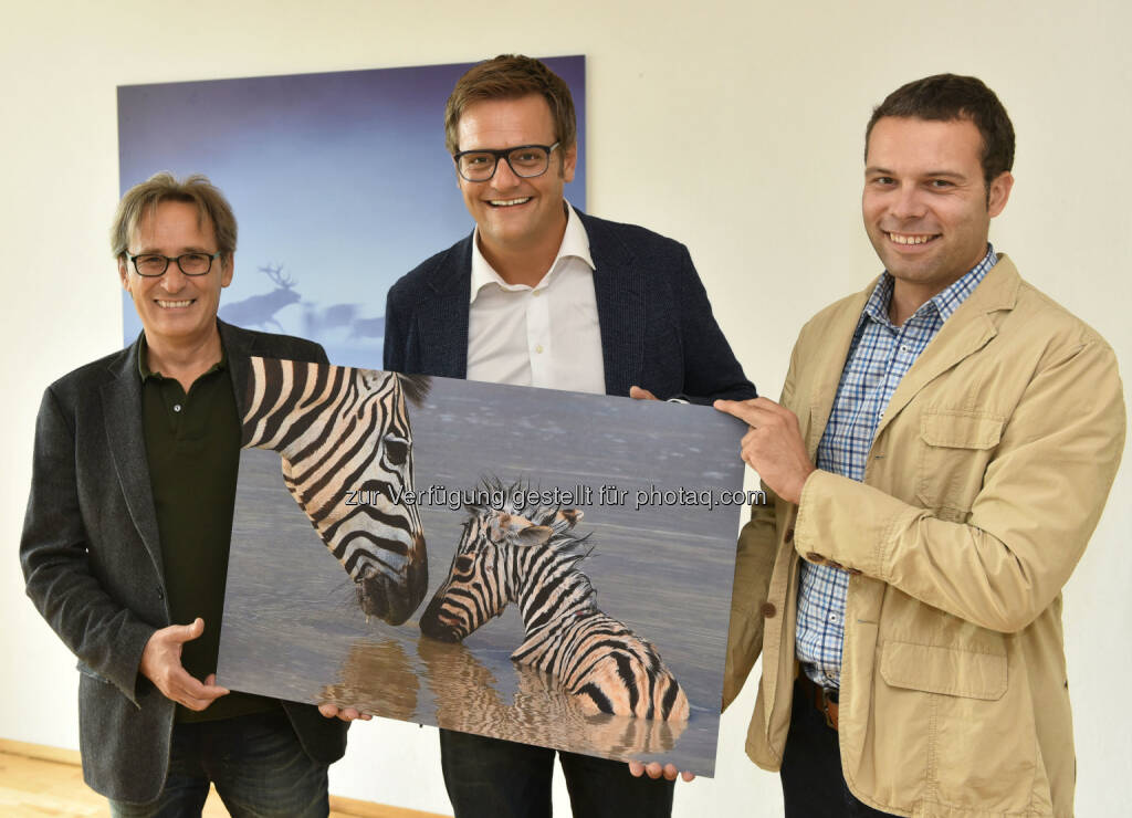 Reinhold Kapusta (Pädagogischer Leiter SOS-Kinderdorf Rechberg), Robert F. Hartlauer, Gerhard Pohl (SOS Kinderdorfleiter) : Hartlauer spendete die erste Edition der Fotogalerie. 180 Exponate der Ausstellung „Universum der Natur. Meisterwerke der Tierfotografie“ gingen an die österreichischen SOS-Kinderdörfer : Fotocredit: Hartlauer HandelsgesmbH, © Aussender (10.11.2015) 