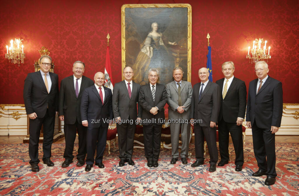 Max Wellan (Vizepräsident Bundeskonferenz, Österreichische Apothekerkammer), Ludwig Bittner (Österreichische Notariatskammer), Rudolf Kolbe (Bundeskammer der Architekten und Ingenieurkonsulenten), Kurt Frühwirth (Präsident Bundeskonferenz, Österreichische Tierärztekammer), Bundespräsident Heinz Fischer, Rupert Wolff (Vizepräsident Bundeskonferenz, Österreichischer Rechtanwaltskammertag), Klaus Hübner (Kammer der Wirtschaftstreuhänder), Johannes Steinhart (Österreichische Ärztekammer), Peter Puchberger (Österreichische Patentanwaltskammer) : Bundespräsident Heinz Fischer empfängt erstmals Delegation der Bundeskonferenz der Freien Berufe Österreichs : Gemeinsam für Qualität und Bürgerrechte : Fotocredit: © Peter Lechner HBF, © Aussender (10.11.2015) 