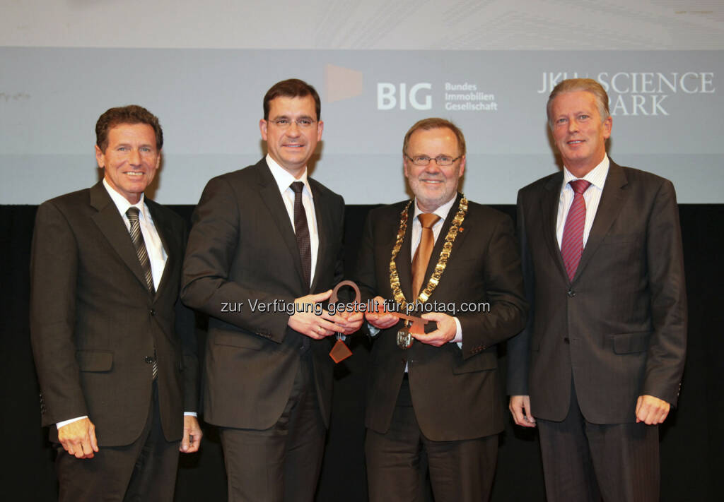 Bundesminister Karlheinz Töchterle, BIG-Geschäftsführer Hans-Peter Weiss, JKU-Rektor Richard Hagelauer, Wirtschaftsminister Reinhold Mitterlehner (anlässlich der Eröffnungsfeier des JKU Science Park - Gebäudes 3 an der Johannes Kepler Universität Linz, Foto JKU) (15.12.2012) 