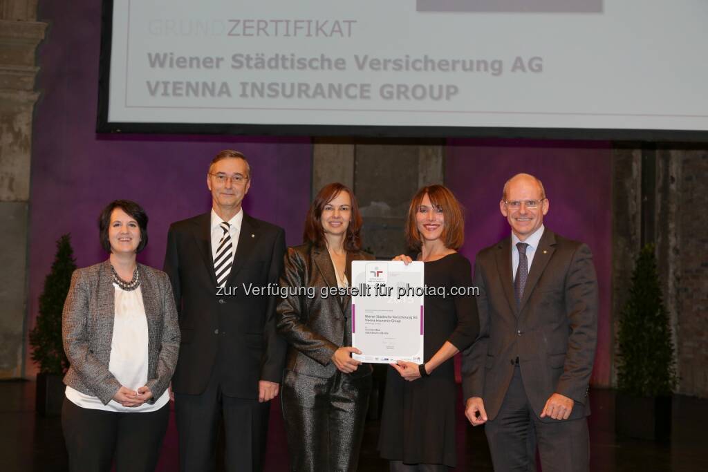 Astrid Limberger (Auditbeauftragte), Robert Bilek (Personalchef), Sophie Karmasin (Familienministerin), Marion Ribarits (Unternehmenskommunikation), Ralph Müller (Vorstandsdirektor) : Wiener Städtische Versicherung zum „familienfreundlichen Unternehmen” zertifiziert : Überreichung des Zertifikats an Vorstandsdirektor Ralph Müller durch Familienministerin Sophie Karmasin : Fotocredit: Richard Tanzer/Wiener Städtische, © Aussendung (11.11.2015) 