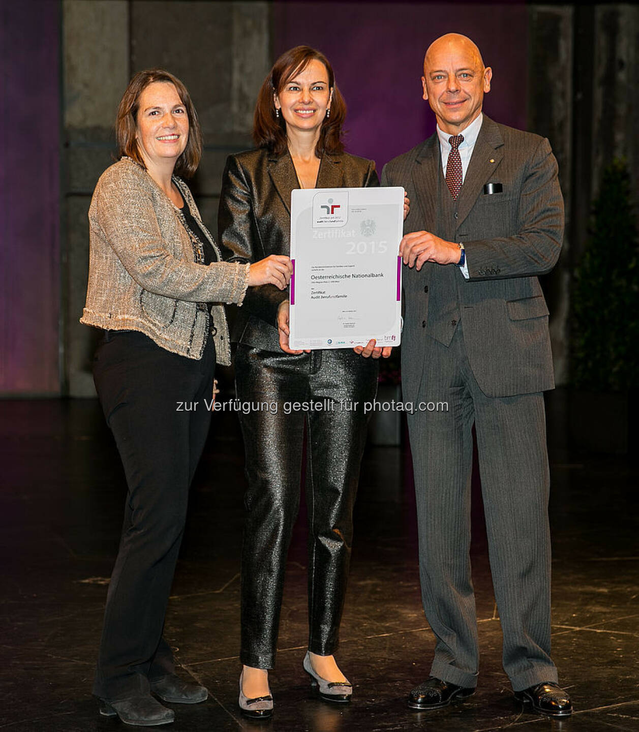 Karin Schnopfhagen (Auditbeauftragte), BM Sophie Karmasin, Kurt Pribil (Direktor) : OeNB erhält neuerlich Zertifikat „berufundfamilie“ : Mit der abermaligen Teilnahme am Audit „berufundfamilie“ setzt die OeNB ihren Kurs der familienbewussten Personalpolitik konsequent fort : Fotocredit: Beruf&Familie Management GmbH, © Harald Schlossko