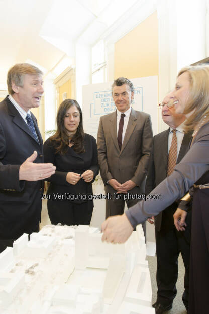 Erich Hohenberger (Bezirksvorsteher des 3. Bezirks), Vizebürgermeisterin Maria Vassilakou, Michael Tojner (WertInvest), Bezirksvorsteher Rudolf Zabrana und Daniela Enzi, Verantwortliche für die Standortentwicklung - Neugestaltung des Areals Wiener Eislaufverein – Hotel InterContinental Wien – Wiener Konzerthaus: Wienerinnen und Wiener informierten sich – und diskutierten intensiv (c) Aussendung (26.03.2013) 