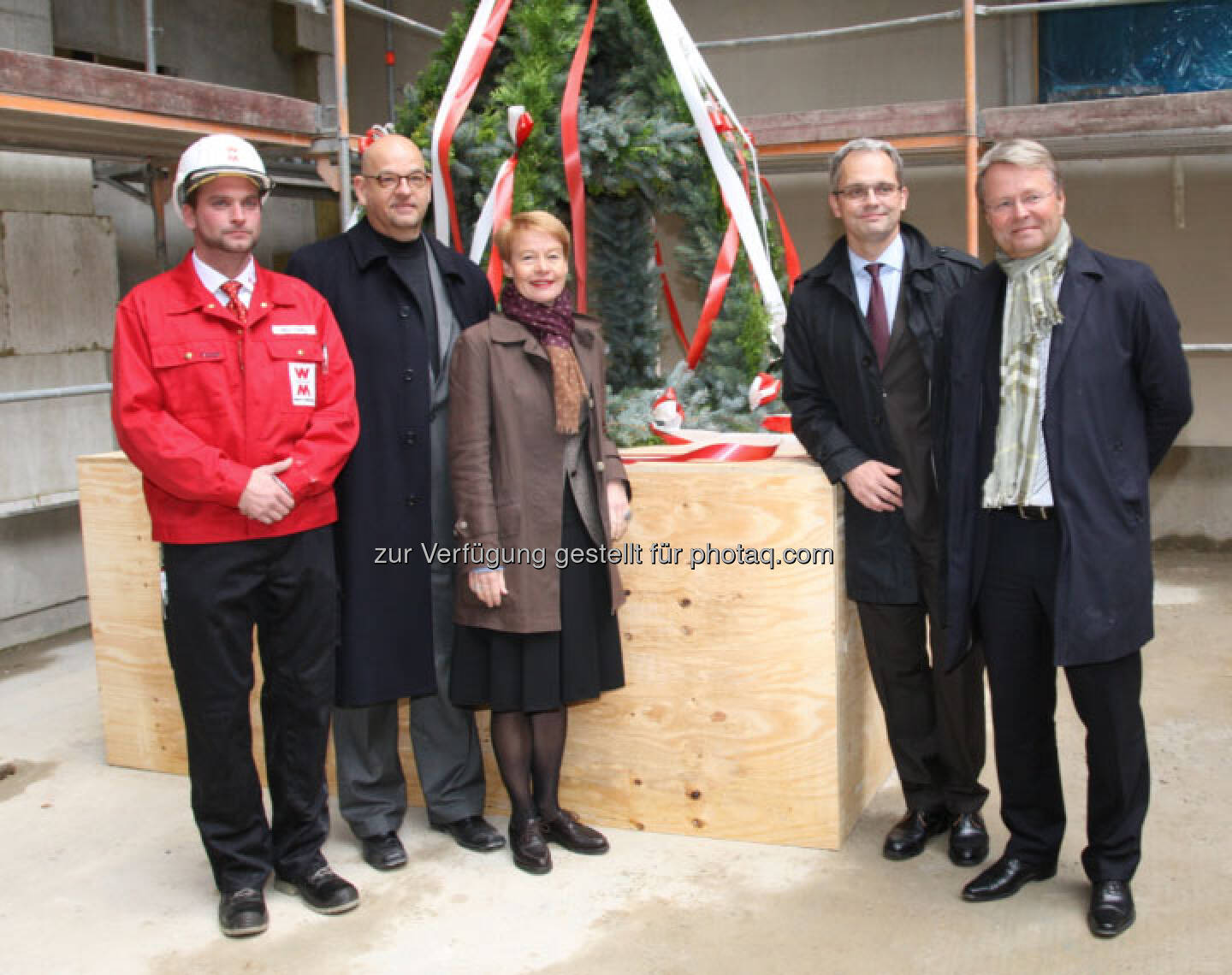 Polier Mike Theilig (Wolff & Müller) Wilhelm Brandt (CA Immo) Senatsbaudirektorin Regula Lüscher, Henrik Thomsen (CA Immo), Matthias Heck (Steigenberger Hotels AG) - CA Immo feierte in der Berliner Europacity die Rohbau-Fertigstellung des größten InterCityHotels