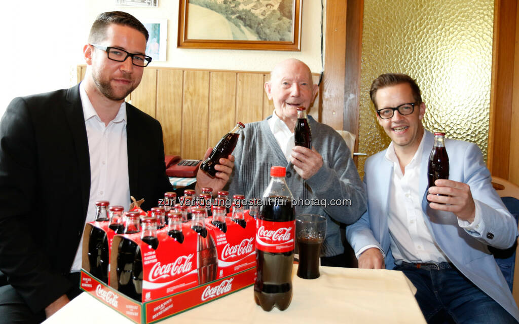 Andreas Steinwidder (Coca-Cola Hellenic), Michael Stiegler, Gernot Esser (Bgm. Pöls) : 100 jähriger Steirer trinkt täglich Coca-Cola als Jugendelexier : Michael Stiegler aus dem Pöls in der Steiermark feiert heuer seinen 100. Geburtstag und erfreut sich bester Gesundheit Sein Geheimnis: „Ein Glas Coca-Cola täglich!“ so der rüstige Jubilar aus dem Murtal, seit Jahrzehnten schwört er auf die belebende Wirkung seines Lieblingsgetränks. Zu seinem runden Geburtstag bekam der Jubilar von Coca-Cola Österreich 100 Flaschen Coca-Cola überreicht : © Coca-Cola, © Aussendung (13.11.2015) 